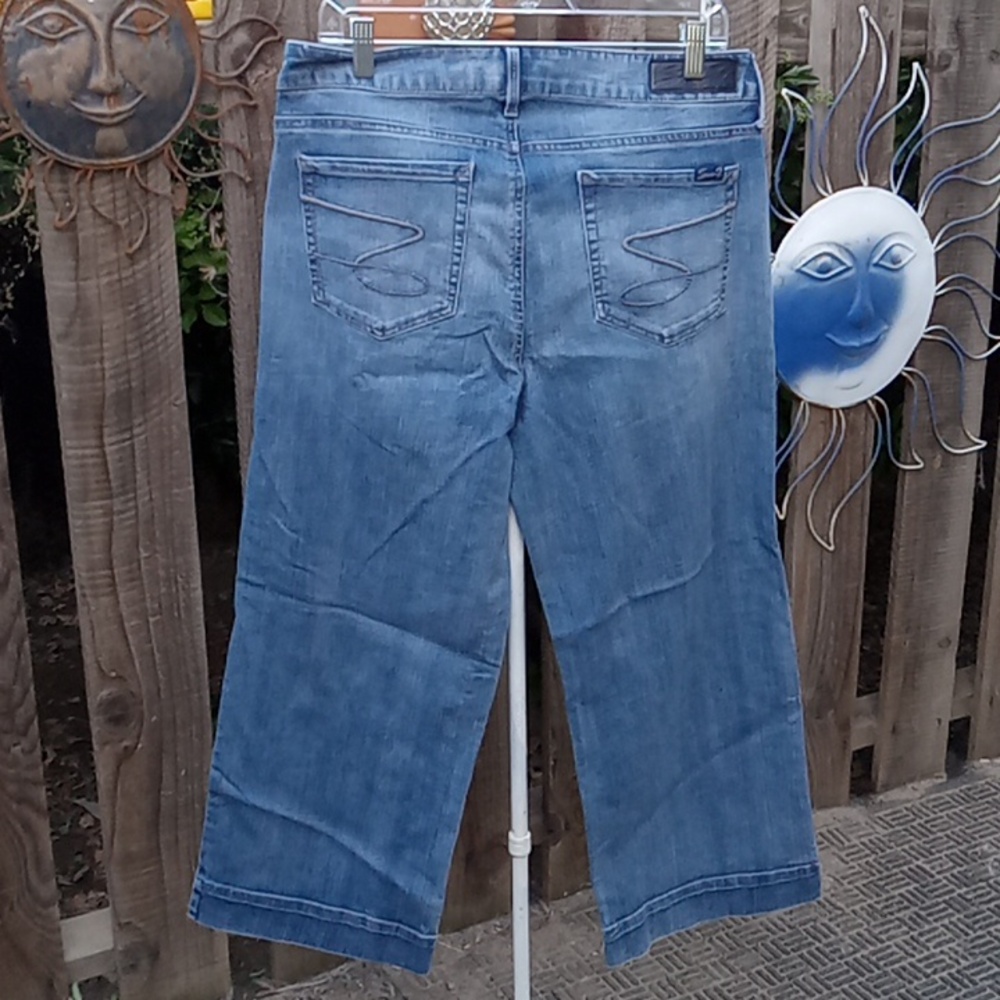 Woman short pants, good condition, good stretch blue. Brand. seven7